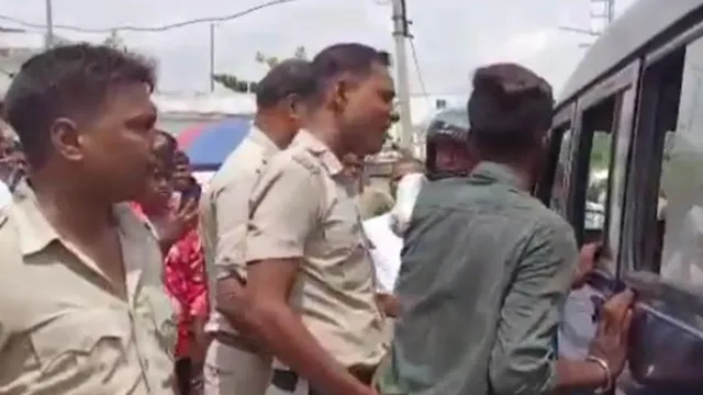 মোবাইল চুরি করতে গিয়ে গণপিটুনি খেল যুবক