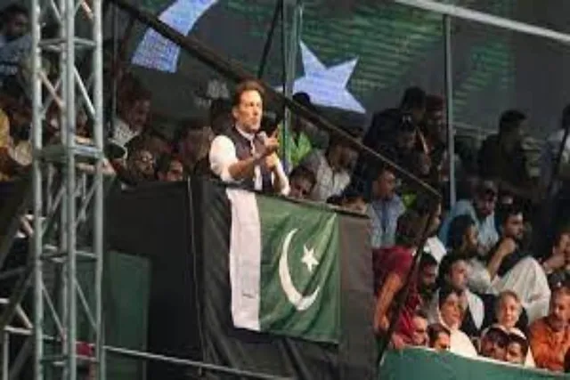 ইমরান খানের পক্ষে দাঁড়িয়েছেন অনুগামীরা