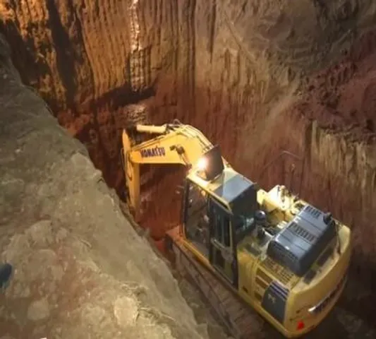 ৬০ ফুট বোরওয়েলে পড়ে আট বছরের শিশু, ঘটনাস্থলে উদ্ধারকারীরা