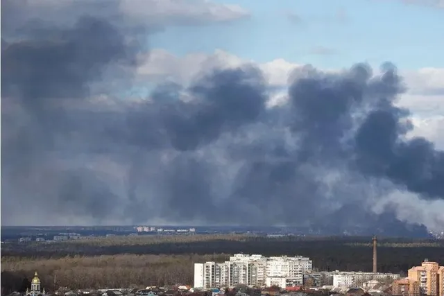 কালো ধোঁয়ায় ছেয়ে গিয়েছে আকাশ, দেখুন ভিডিও