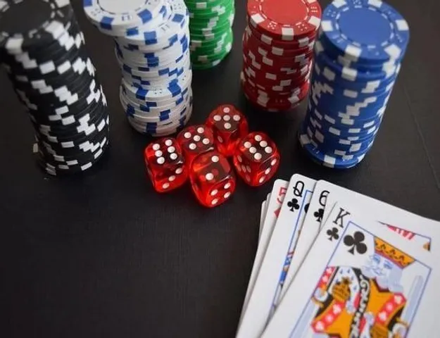 অবৈধ অনলাইন ক্যাসিনো চালানোর অভিযোগে চীনা ব্যবসায়ী আটক