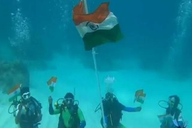 জলের নীচে হল পতাকা উত্তোলন, ভাইরাল