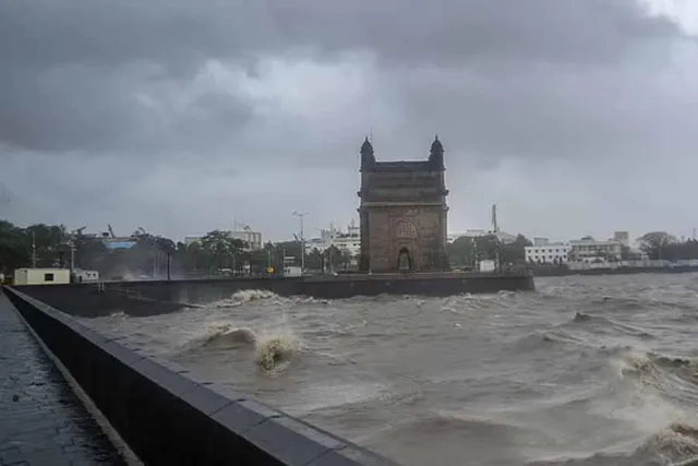 অক্টোবরে মুম্বাইয়ে সর্বোচ্চ বৃষ্টির রেকর্ড, জারি হলুদ সতর্কতা