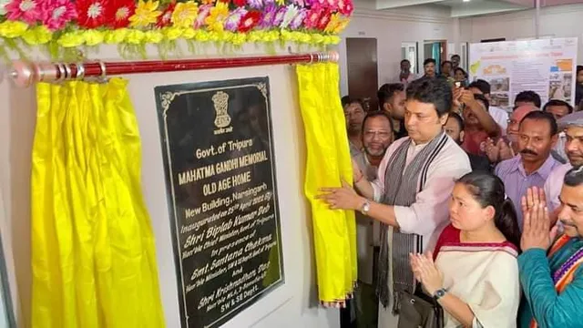 বয়স্কদের প্রিয় হয়ে উঠলেন বিপ্লব কুমার দেব