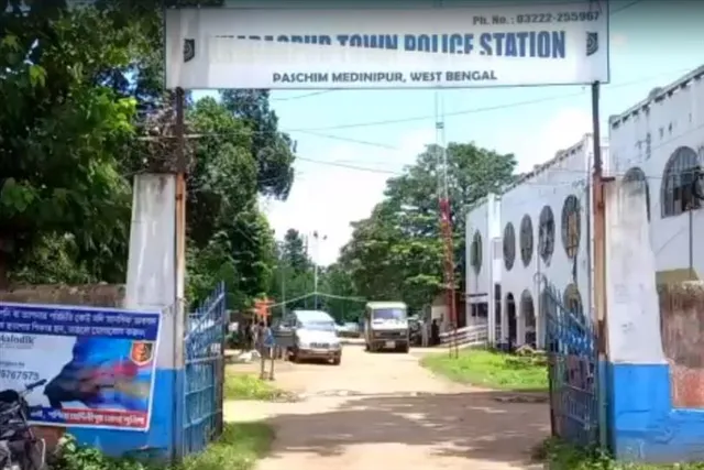 অস্ত্র সহ গ্রেপ্তার তিন ডাকাত