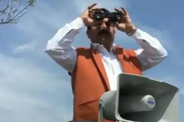 দূরবীনে নজরদারি সমাজবাদী পার্টির প্রার্থীর!