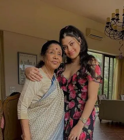 জন্মদিনে আশা ভোঁসলেকে কবিতা উৎসর্গ করলেন নাতনি জনাই ভোঁসলে