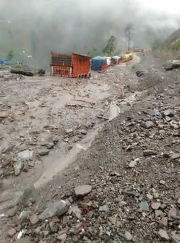 লাগাতার বৃষ্টিতে ধস নেমে বন্ধ জম্মু-শ্রীনগর জাতীয় সড়ক