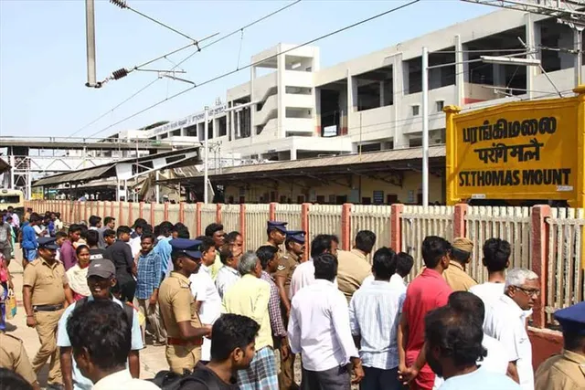 বাক- বিতণ্ডার পরে চলন্ত ট্রেনের সামনে ধাক্কা তরুণীকে