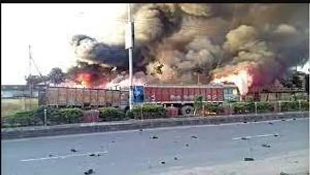 উত্তর ২৪ পরগনার পেট্রাপোল সীমান্তে টার্মিনাসে দাঁড়িয়ে থাকা পণ্যবাহী ট্রাকে আগুন