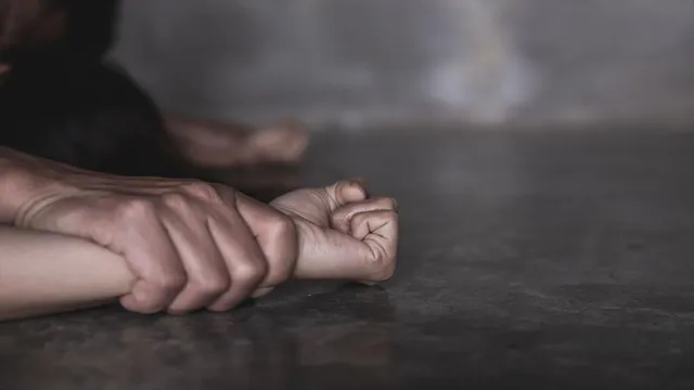 নেশায় আচ্ছন্ন করে কিশোরীকে যৌন নির্যাতন, ছেলেকে সহযোগিতা মায়ের!