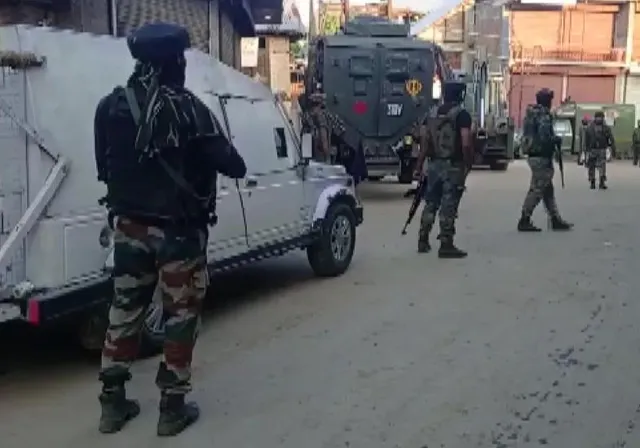 বুদগামে চলছে সেনা-জঙ্গির গুলির লড়াই