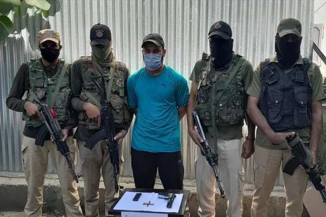 Kashmir: বিস্ফোরণের মাঝে উপত্যকায় গ্রেফতার জঙ্গি