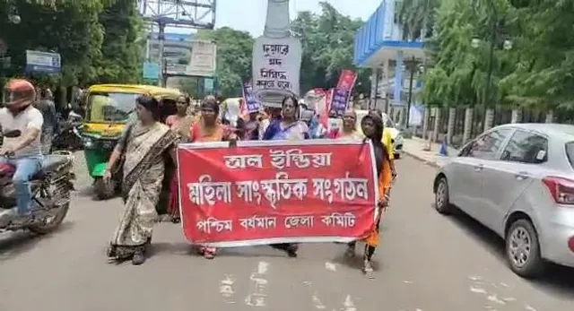 দুয়ারে মদ নিষিদ্ধ করার দাবি তুলে বিক্ষোভ দুর্গাপুরে