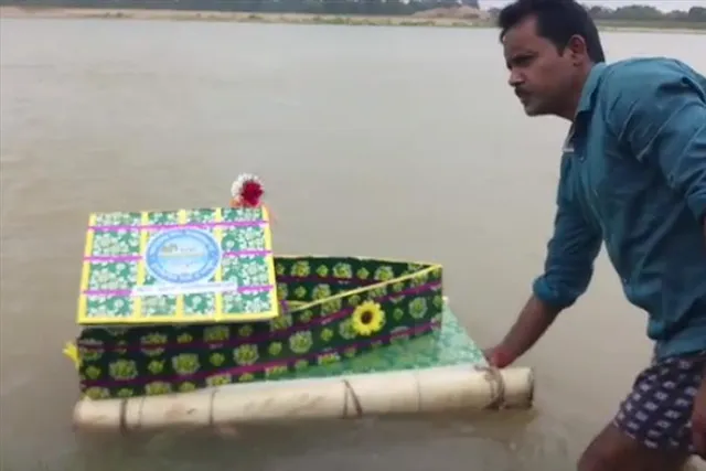 সুবর্ণরেখা নদীতে কলার ভেলায় রাখি পরিয়ে পালিত হল রাখি বন্ধন উৎসব