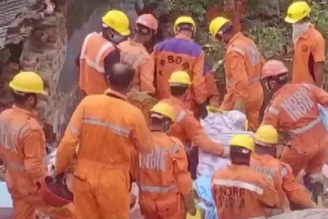 তাসের ঘরের মতো ভেঙে পড়ল বহুতল, চারিদিকে বুক ফাটা কান্না সকলের