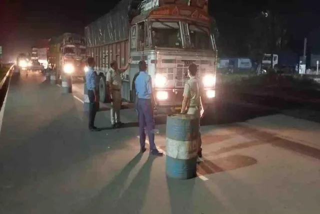 ২৩ কয়লা বোঝাই লরি আটক পুলিশের