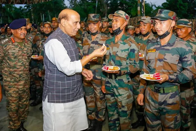 সেনা জওয়ানদের সঙ্গে সুরেলা আলাপচারিতায় মাতলেন প্রতিরক্ষা মন্ত্রী