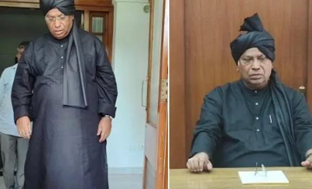 কালো কুর্তা ও পাগড়ি পরে বিক্ষোভে শামিল মল্লিকার্জুন খাড়গে