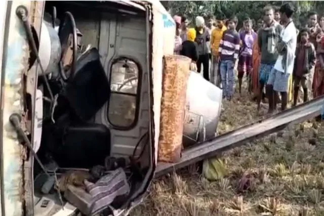 ঢালাই মেশিন বোঝাই পিকআপ ভ্যান উল্টে মৃত ১