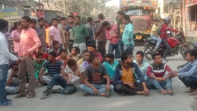 ভ্যাকসিন না পেয়ে বিক্ষোভ স্থানীয় বাসিন্দাদের