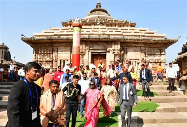 ভুবনেশ্বরের লিঙ্গরাজ মন্দিরে পুজো দিলেন রাষ্ট্রপতি মুর্মু