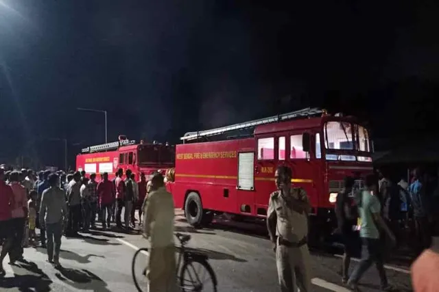 নন্দকুমারের খঞ্চিতে একাধিক দোকানে আগুন, নিয়ন্ত্রণের চেষ্টা দমকল বাহিনীর