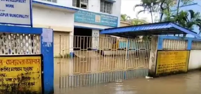 নিম্নচাপে ভাসছে আনন্দনগরের বিস্তীর্ণ এলাকা