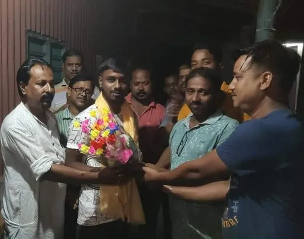 কঠিন অভাবের মধ্যেও স্নাতকের পরীক্ষায় ভালো ফল করায় ছাত্রকে সংবর্ধনা দিল জনপ্রতিনিধিরা