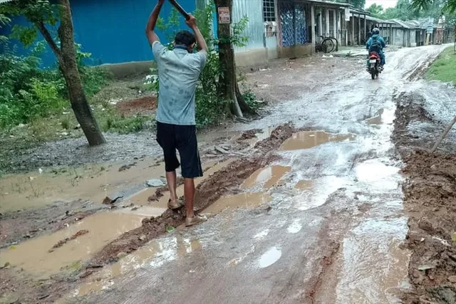 প্রশাসন বলেও লাভ হয়নি! নিজেদের টাকায় রাস্তা মেরামত করছেন গ্রামবাসীরা