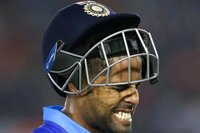 আদিল রশিদের বলে আউট হলেন সূর্যকুমার যাদব