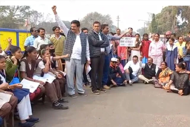 স্কুলের গেটের বাইরে বইছে নালার জল, অভিনব প্রতিবাদ পড়ুয়াদের