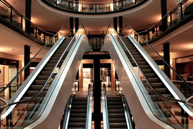 চলন্ত এসকেলেটর থেকে পড়ে জখম ১০ শিশু