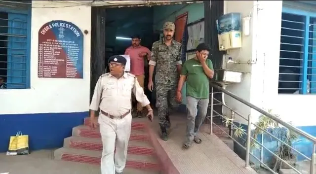 ফের ডেবরার হোটেলে মধুচক্রের হদিশ, গ্রেফতার ২