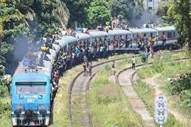 রেলে করে হাজার হাজার বিক্ষোভকারীরা কলম্বোতে যাচ্ছে, দেখুন ভিডিও