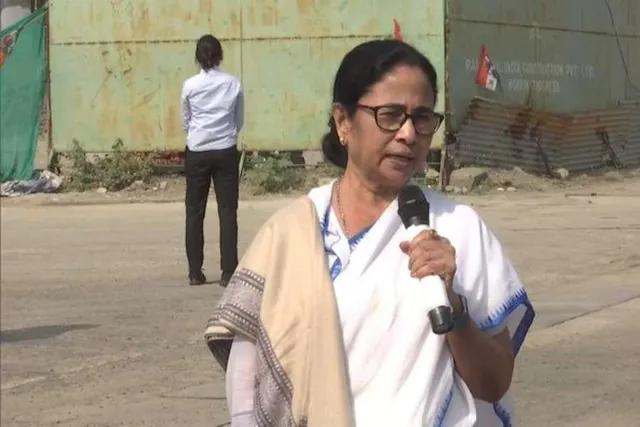 নরেন্দ্র মোদীর 'রোড-শো' করে ভোট দিতে যাওয়াকে কটাক্ষ করলেন মমতা বন্দ্যোপাধ্যায়