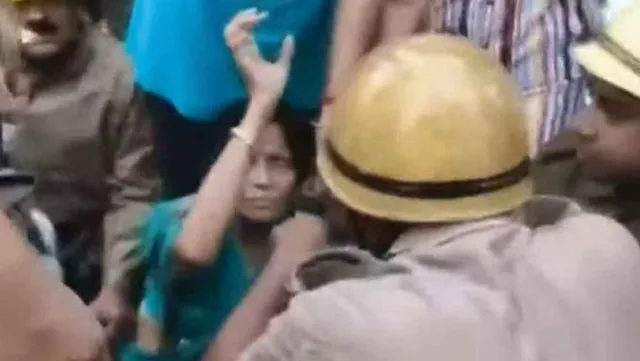 আড়াই ঘণ্টা ম্যানহোলে আটকে রইলেন মহিলা