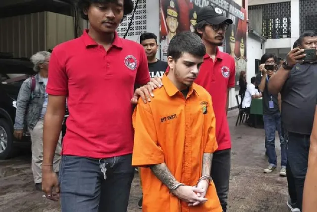মাদক দ্রব্য পাচারের ঘটনায় গ্রেপ্তার ৪