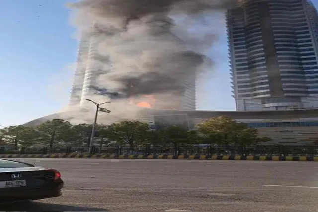 ইসলামাবাদের সেন্টরাস মলে আগুন, দেখুন ভেতরে আটকে পড়া মানুষদের ভিডিও