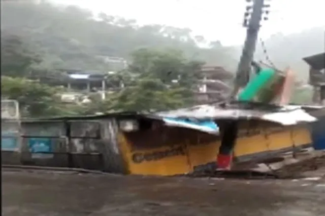 ভারী বৃষ্টিতে ভেঙে পড়ল কাঠামো, ভিডিও