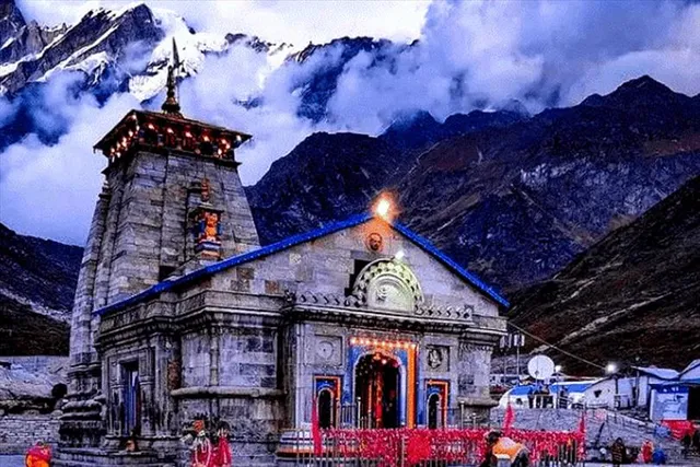 ৫৫০টি সোনার স্তরে সেজে উঠেছে কেদারনাথ ধামের গর্ভগৃহ