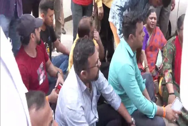 সঞ্জয় রাউতের বাড়ির সামনে বিক্ষোভ