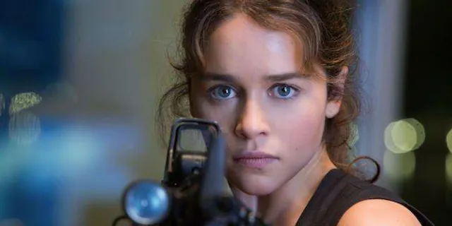 ইউক্রেনীয় পতাকার টি-শার্ট পরে সাহায্যের আহ্বান এমিলিয়া ক্লার্ক এর