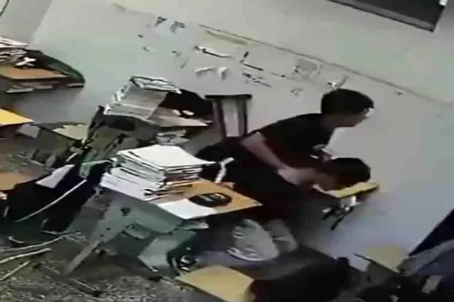 তাইওয়ান ভূমিকম্প, বন্ধুত্বের প্রমান দিল যুবক - দেখুন ভিডিও