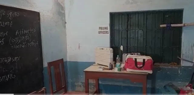 এবার ভোটের আগের রাতেই ভেঙে পড়ল বুথের চাল