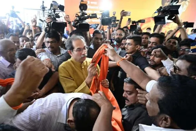 শিবসেনা ভবনের বাইরে একনাথ শিন্ডের বিরুদ্ধে স্লোগান তুলল উদ্ধব ঠাকরে গোষ্ঠীর কর্মীরা