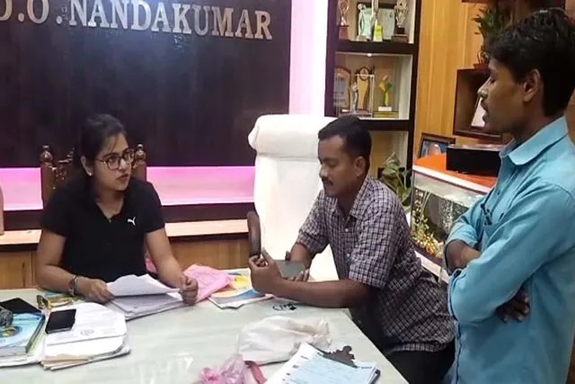 সাধারন মানুষের সঙ্গে মিশে দালাল ধরলেন খোদ বিডিও