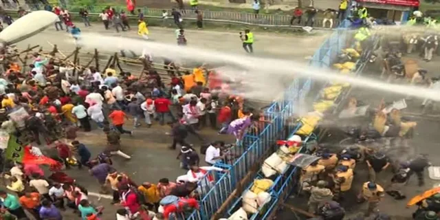 বিজেপির মিছিলে কাঁদানে গ্যাস পুলিশের