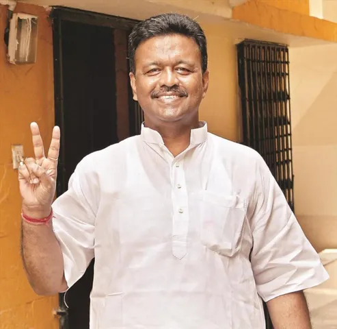 পুলিশের নির্দেশে ববি হাকিমের ছবি সরানো হলো