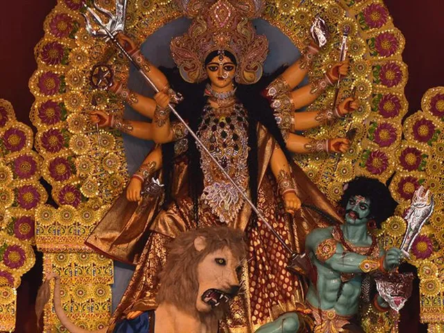 দুর্গামূর্তিতেও সবুজায়ন